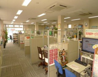 広くて明るい店内へ是非お越し下さい！
お部屋探しの事、分からないことなど何でもご相談ください！
