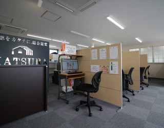 広くて明るい店内へ是非お越し下さい！
お部屋探しの事、分からないことなど何でもご相談ください！