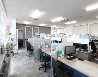 明るい店内には、たくさんの接客スペースをご用意しております。